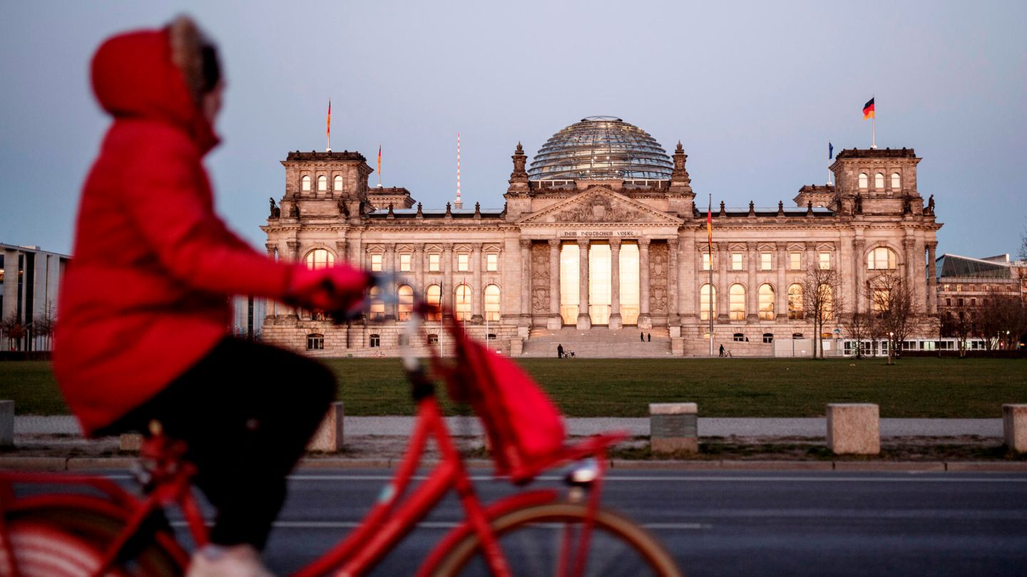 Radfahrerin vor dem Berliner Reichstag