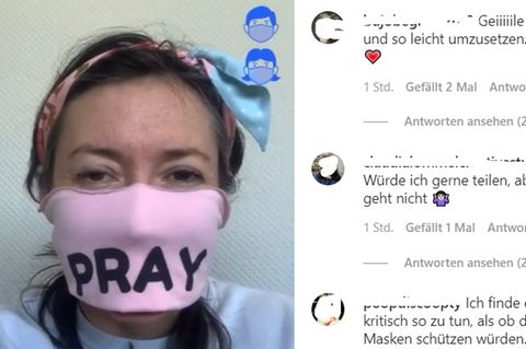 Charlotte Roche trägt eine Maske
