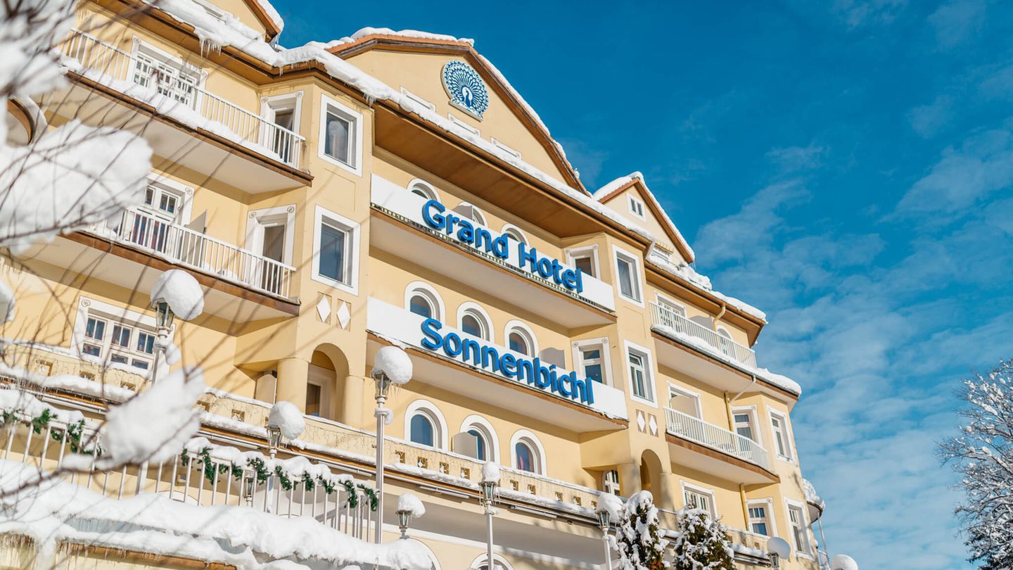 Das Grand Hotel Sonnenbichl in Garmisch-Partenkirchen bietet von seinen Zimmern einen Blick auf die Zugspitze.