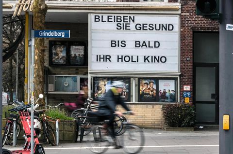 Die Anzeigetafel eines Holi-Kinos mit den Worten "Bleiben Sie gesund"