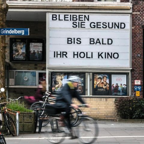Die Anzeigetafel eines Holi-Kinos mit den Worten "Bleiben Sie gesund"