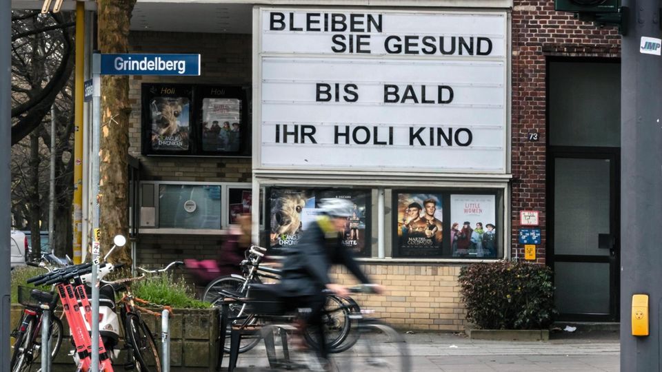 Die Anzeigetafel eines Holi-Kinos mit den Worten "Bleiben Sie gesund"