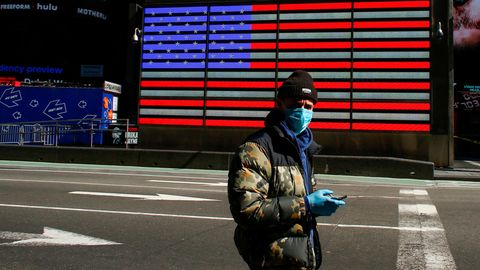 "Die Stadt wird es überleben": Ein Mann mit Schutzmaske auf dem New Yorker Times Square
