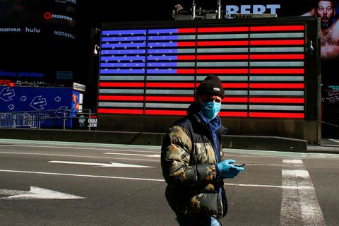 "Die Stadt wird es überleben": Ein Mann mit Schutzmaske auf dem New Yorker Times Square