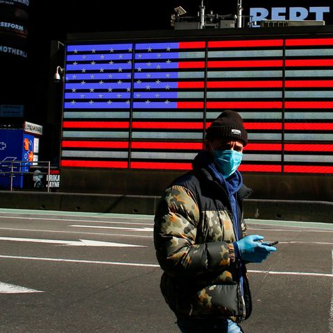 "Die Stadt wird es überleben": Ein Mann mit Schutzmaske auf dem New Yorker Times Square