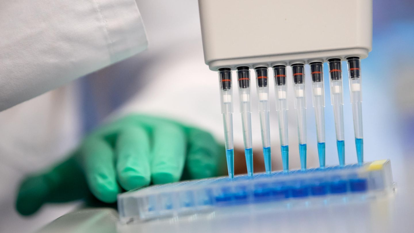 Damit man nach einer Coronavirus-Infektion als geheilt eingestuft wird, sind zwei negative Tests notwendig (Symbolbild)