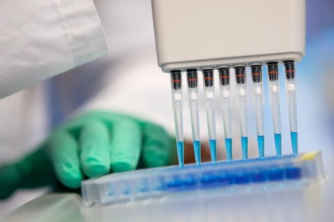 Damit man nach einer Coronavirus-Infektion als geheilt eingestuft wird, sind zwei negative Tests notwendig (Symbolbild)