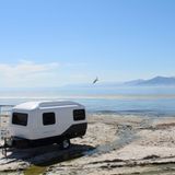 Die zweifarbige Lackierung hebt sich vom weißen Einerlei ab.