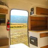 Die Oberflächen aus echtem Holz erinnern an die 1950er.