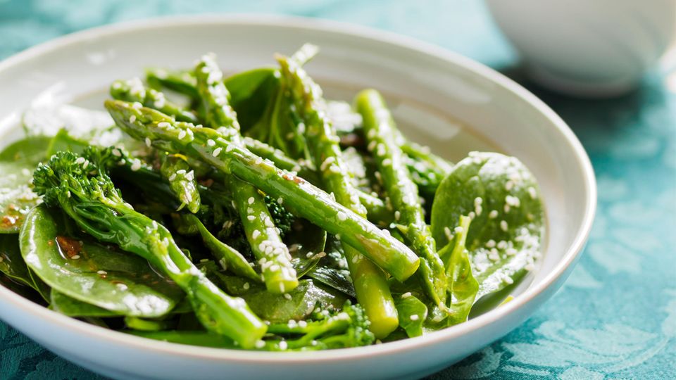 Bimi sieht aus wie eine Mischung aus Brokkoli und Spargel Bimi sieht aus wie eine Mischung aus Brokkoli und Spargel