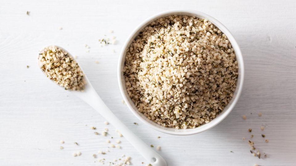 Hanfsamen enthalten Eiweiß, essenzielle Aminosäuren, viele Omega-3-Fettsäuren, Vitamine und Mineralien Hanfsamen enthalten Eiweiß, essenzielle Aminosäuren, viele Omega-3-Fettsäuren, Vitamine und Mineralien