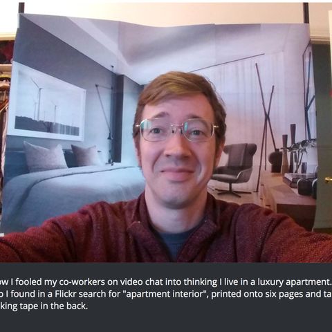 Homeoffice: Luxuswohnung im Hintergrund: Mann legt seine Kollegen in Videokonferenz rein