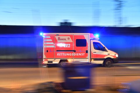 Ein Rettungswagen fährt mit Blaulicht (Archivfoto)
