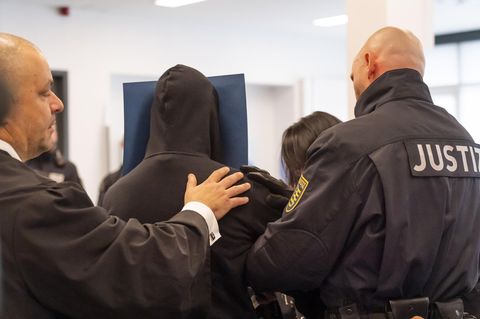 Justizbeamte führen einen der Angeklagten ab (Bild vom 30. September 2019)