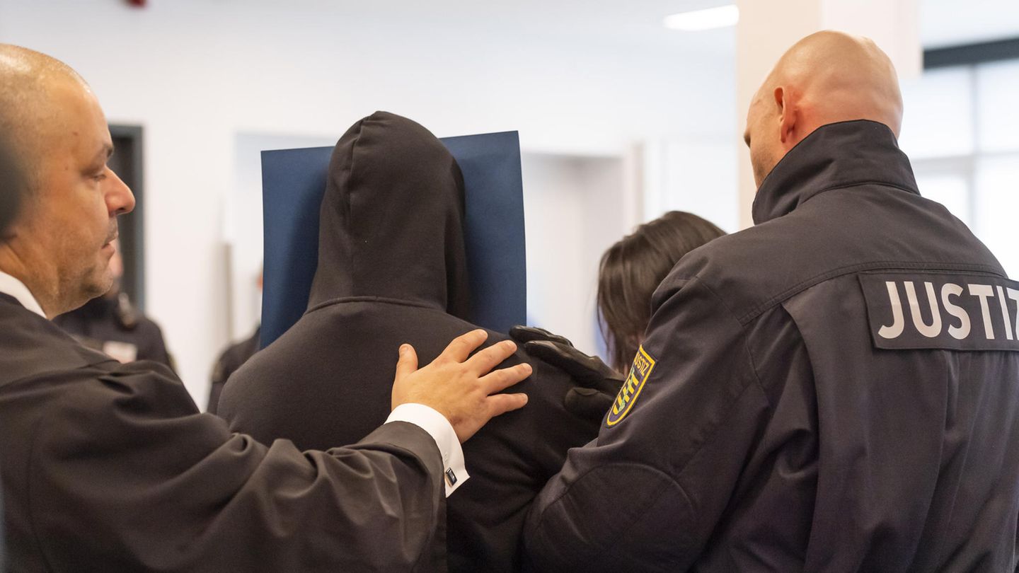 Justizbeamte führen einen der Angeklagten ab (Bild vom 30. September 2019)