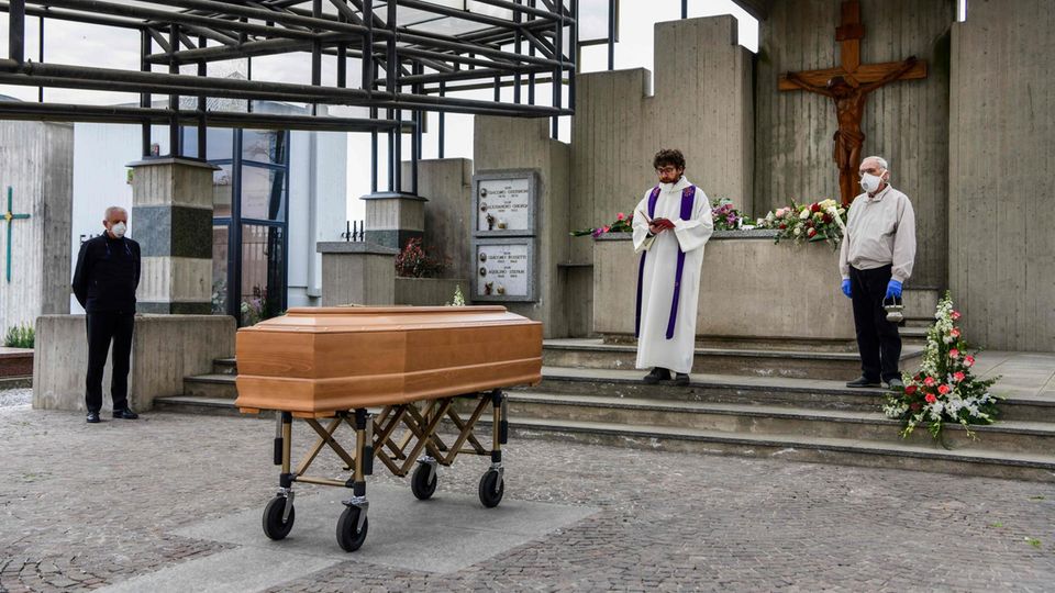 Hier wird ein Corona-Toter in Grassobbio (Lombardei) beigesetzt. Hier wird ein Corona-Toter in Grassobbio (Lombardei) beigesetzt.