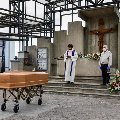 Hier wird ein Corona-Toter in Grassobbio (Lombardei) beigesetzt.
