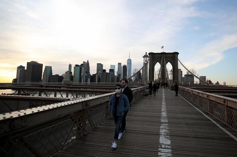 New York, USA: Passanten tragen Atemschutzmasken 