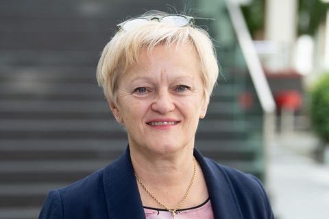 Renate Künast mit kurzen blonden Haaren