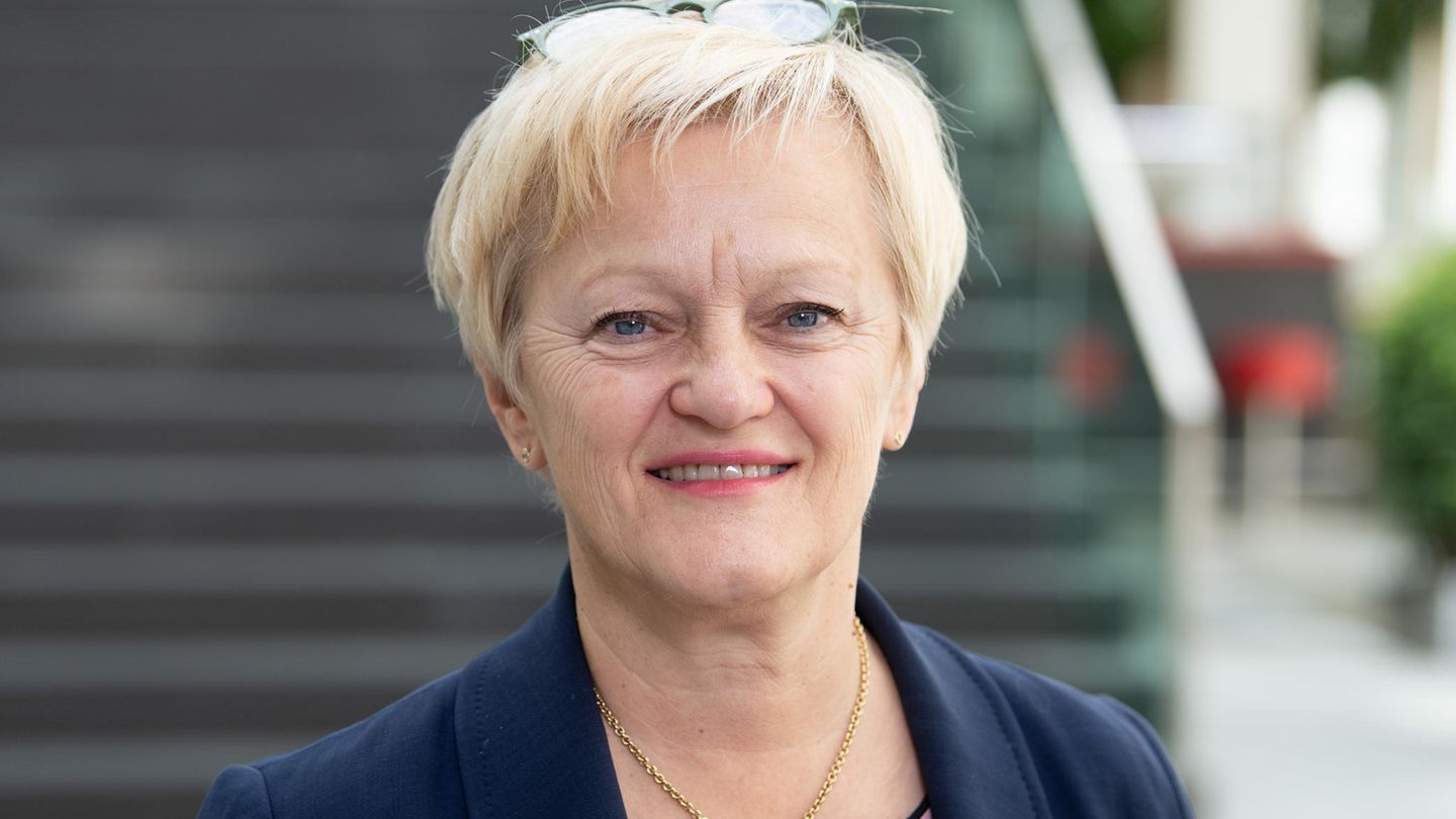 Renate Künast mit kurzen blonden Haaren