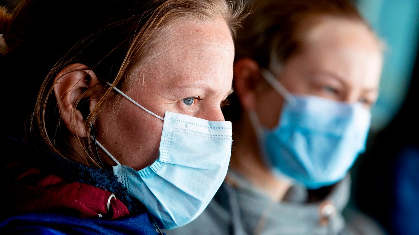 Coronavirus: Zwei Frauen tragen Munschutz
