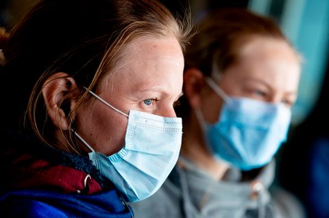 Coronavirus: Zwei Frauen tragen Munschutz