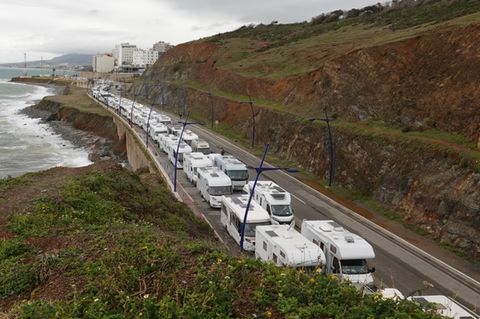Marokko: Hunderte Wohnwagen und Pkws an der Grenze zu der spanischen Exklave Ceuta 