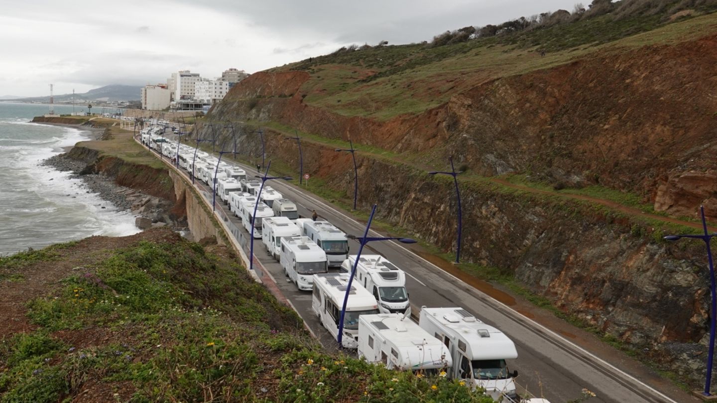 Marokko: Hunderte Wohnwagen und Pkws an der Grenze zu der spanischen Exklave Ceuta 