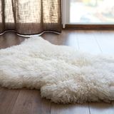 Fell liegt auf dem Boden