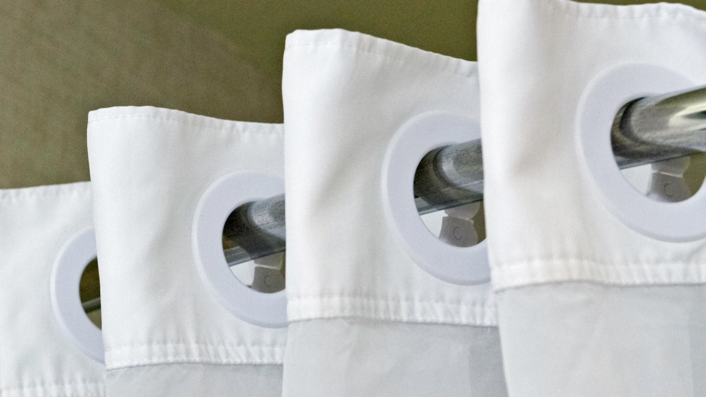 Ein Duschvorhang auf der Stange