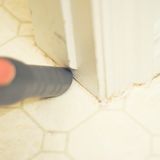 Staubsauger an Fußleiste