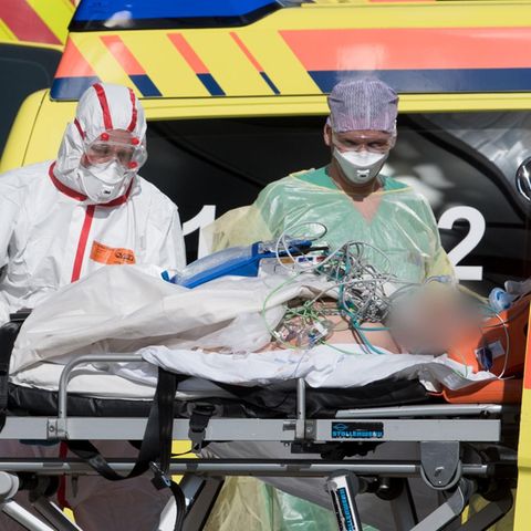 Ein italienischer Corona-Patient wird in die Helios-Klinik Leipzig eingeliefert