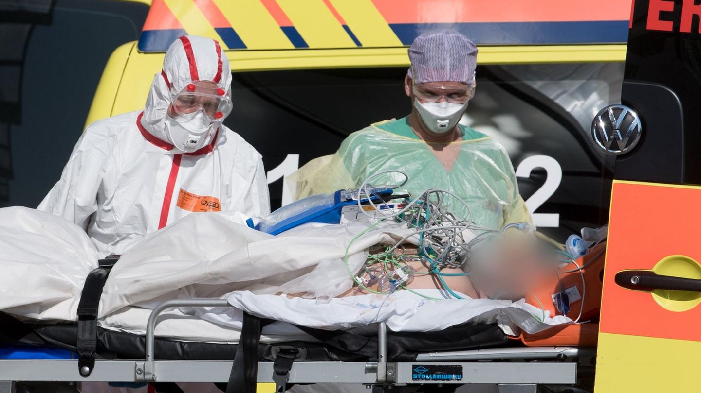 Ein italienischer Corona-Patient wird in die Helios-Klinik Leipzig eingeliefert