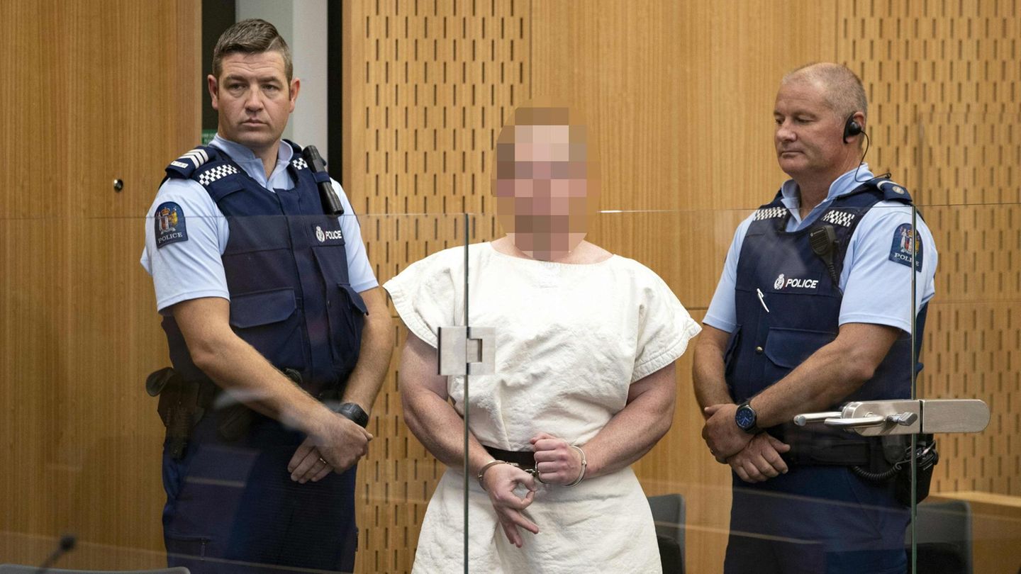 Christchurch-Attentäter Brenton Tarrant steht in Handschellen im Gerichtssaal