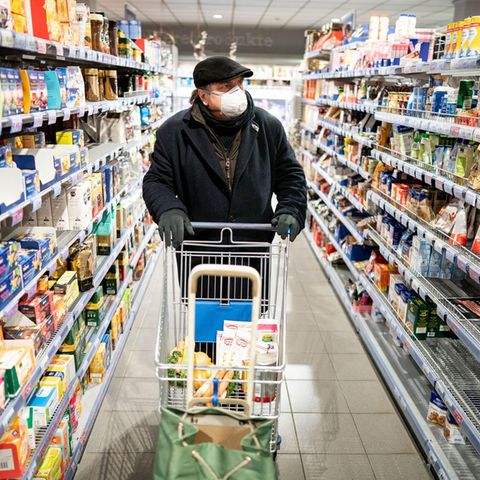 Ein Mann geht in Berlin einkaufen