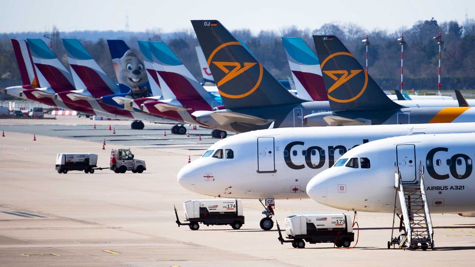 Zahlreiche Flugzeuge von Condor und Eurowings stehen auf dem Vorfeld des Flughafens Düsseldorf geparkt.