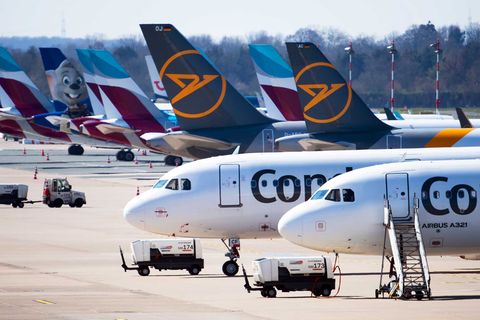 Zahlreiche Flugzeuge von Condor und Eurowings stehen auf dem Vorfeld des Flughafens Düsseldorf geparkt.