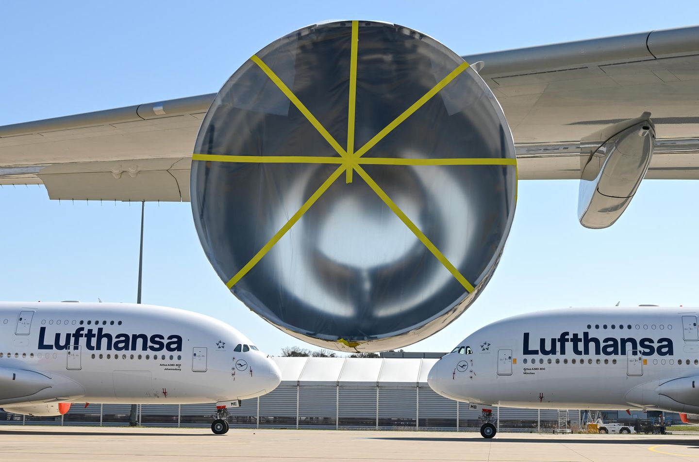 Zwei Airbus A380 der Lufthansa am Boden: Die Jets stehen auf dem Gelände des Frankfurter Flughafen. Bei einer weiteren A380 ist bereits ein Triebwerk demontiert.