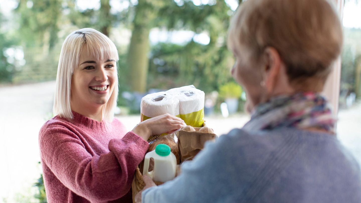 Frau hilft beim Einkauf
