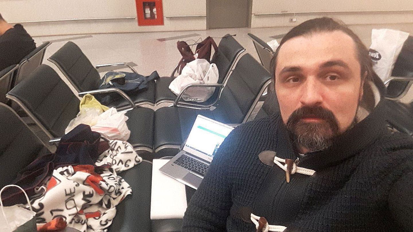 Am Moskauer Flughafen: Anton Scherbyna auf dem Moskauer Flughafen Wnukuwo Anton Scherbyna auf dem Moskauer Flughafen Wnukuwo