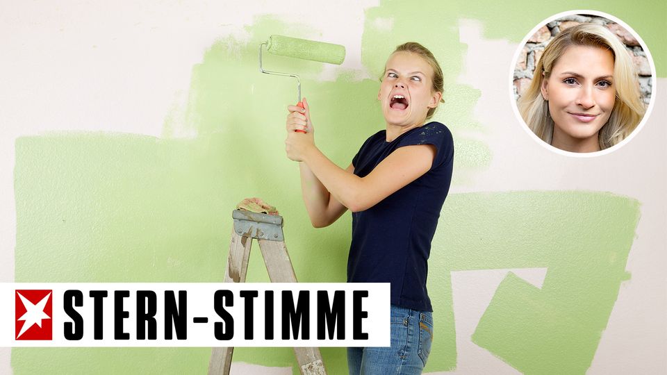 Junge Frau auf Leiter beim Streichen der Wand