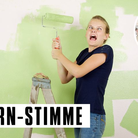 Junge Frau auf Leiter beim Streichen der Wand