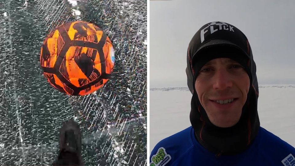 John Farnworth Weltrekord Baikalsee Links ist ein oranger Ball über einer Eisfläche zu sehen, rechts ein lächelnder Mann in einem blauen Thermoanzug mit Kapuze