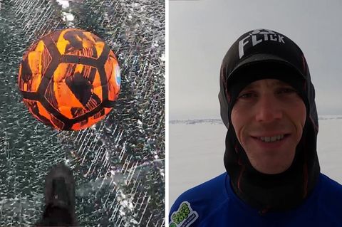 Links ist ein oranger Ball über einer Eisfläche zu sehen, rechts ein lächelnder Mann in einem blauen Thermoanzug mit Kapuze