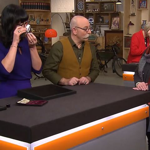 "Bares für Rares"-Expertin Heide Rezepa-Zabel nimmt die Uhr von Sigrid Wegerich unter die Lupe. Moderator Horst Lichter hakt nach.