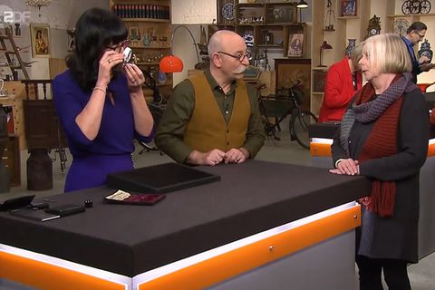 "Bares für Rares"-Expertin Heide Rezepa-Zabel nimmt die Uhr von Sigrid Wegerich unter die Lupe. Moderator Horst Lichter hakt nach.