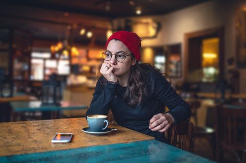Frau wartet im Café