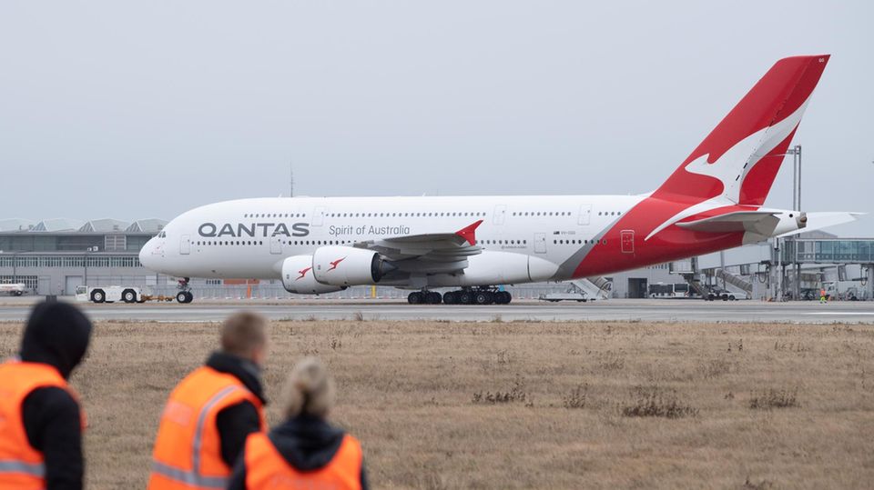 Einer der zwöf Airbus A380 der australischen Fluglinie Qantas wird zu einem Abstellplatz geschleppt