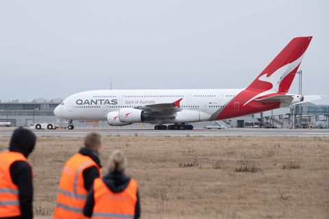 Einer der zwöf Airbus A380 der australischen Fluglinie Qantas wird zu einem Abstellplatz geschleppt