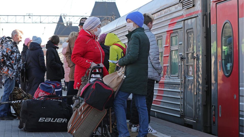 Menschen warten auf einen Zug auf einem Moskauer Bahnhof Menschen warten auf einen Zug auf einem Moskauer Bahnhof